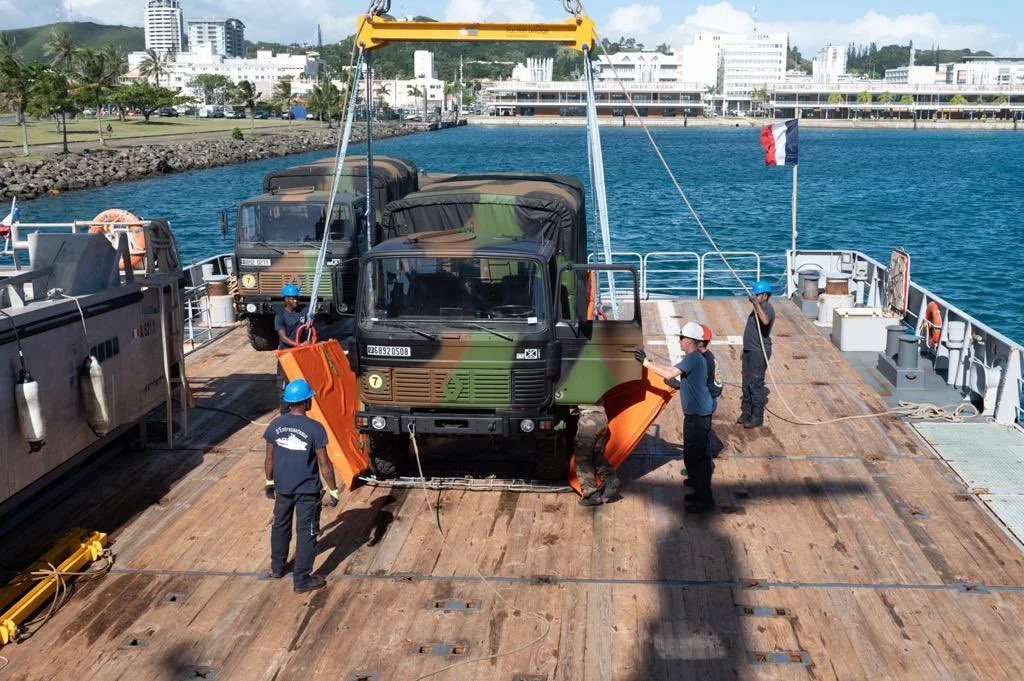 Des véhicules de l'armée de terre chargés sur le d'Entrecasteaux