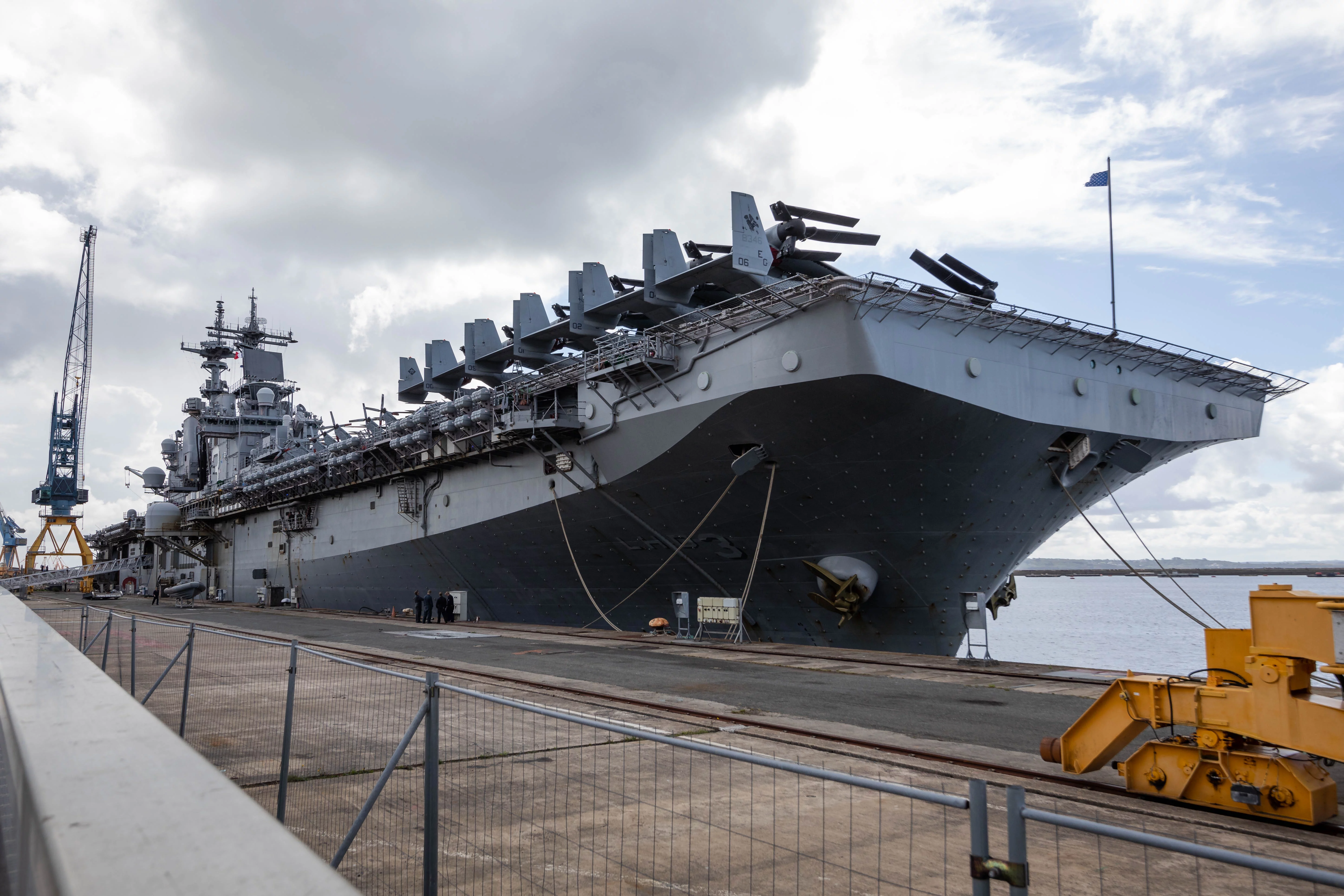L'USS Kearsarge accosté dans le port militaire de Brest