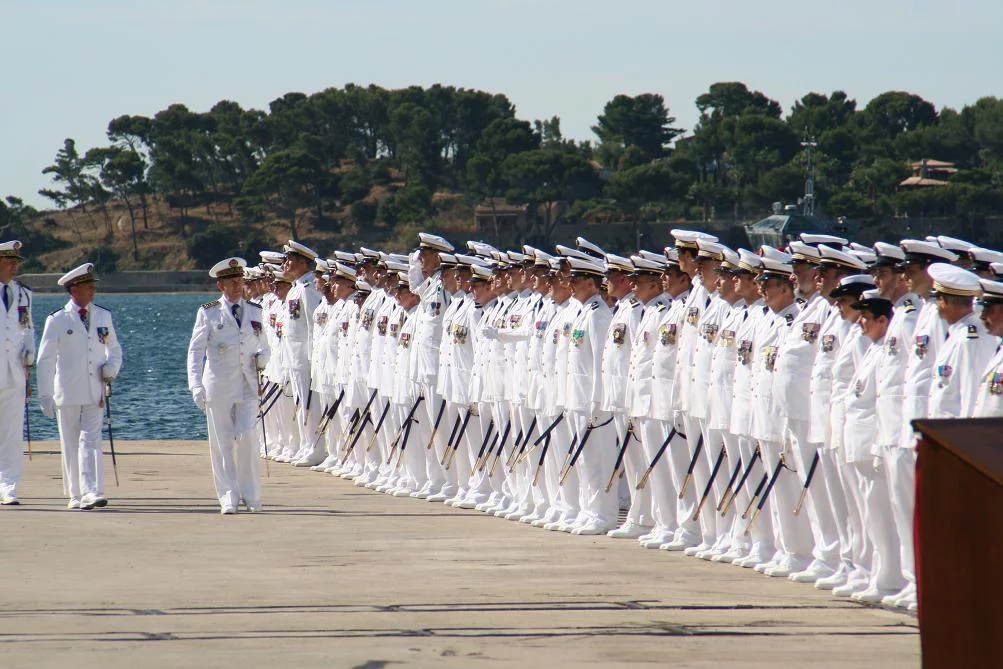 L'amiral Forissier passe les troupes en revue