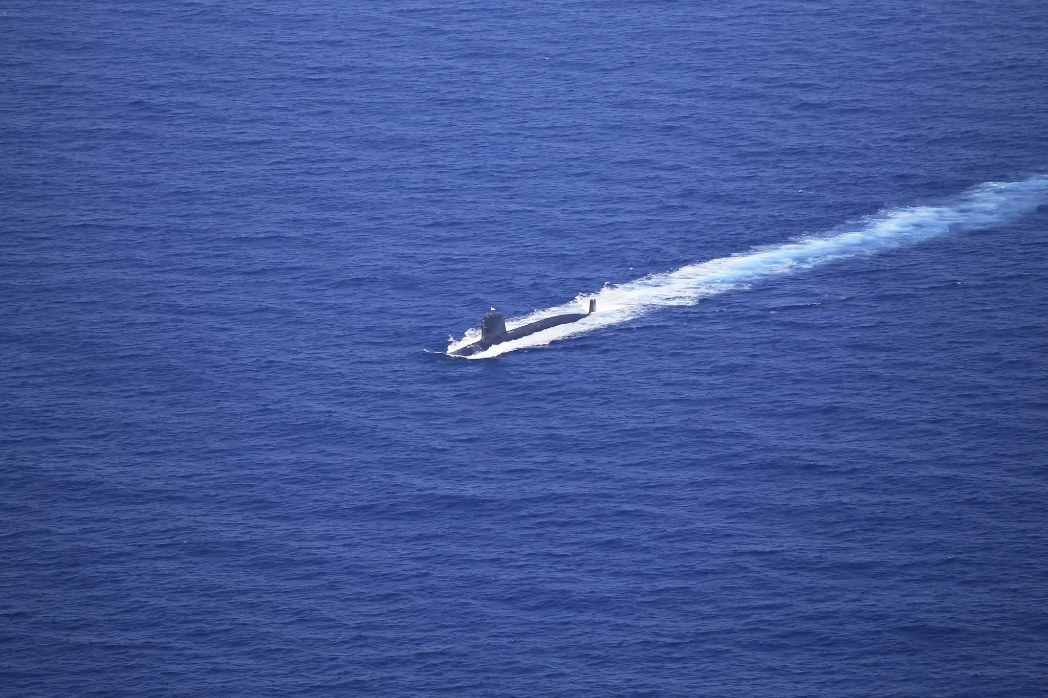 Le sous-marin malaisien Tunku Abdul Rahman navigue en surface