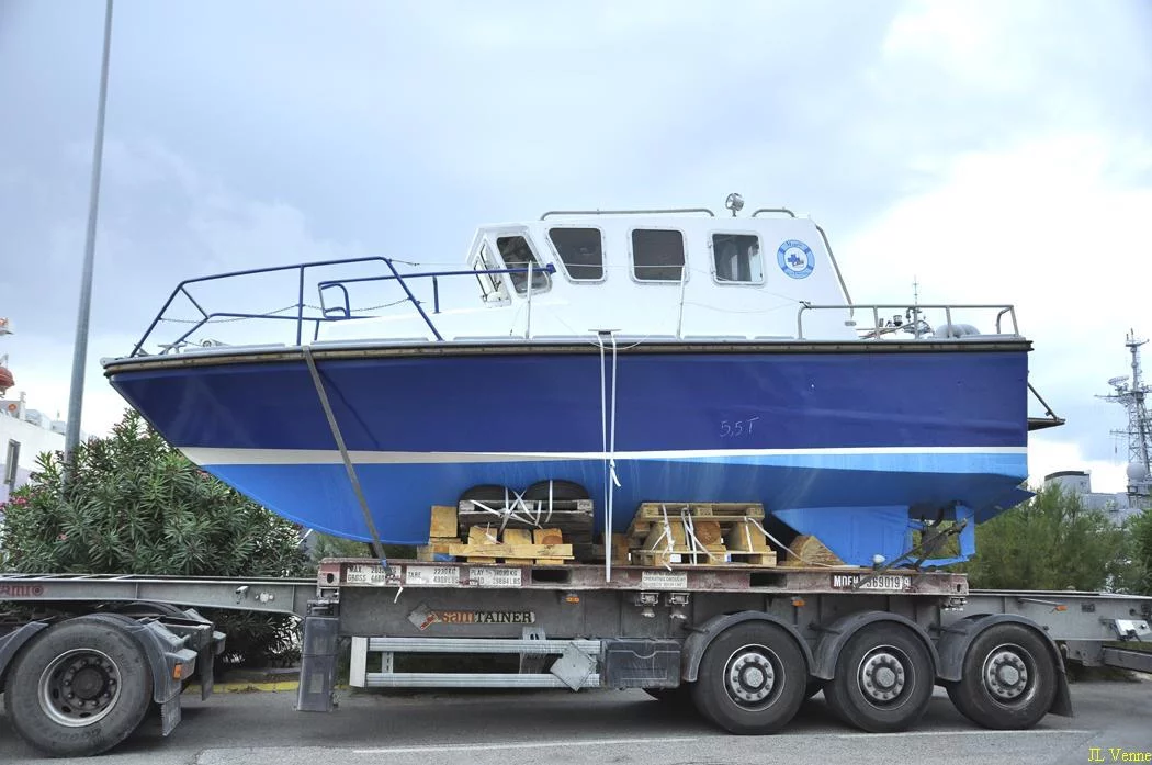 L'ancienne vedette Notre Dame du Trégor, avant son embarquement sur le roulier Eider