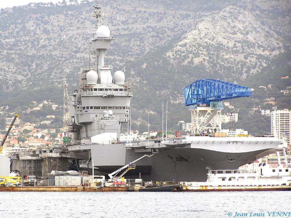 Le Charles de Gaulle sans protection ... provisoirement