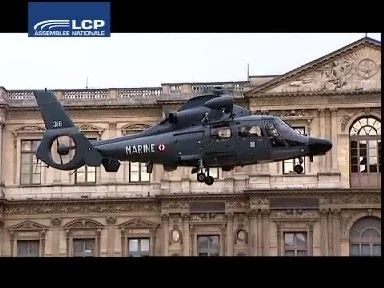 Journal de la défense : un hélicoptère au Louvre