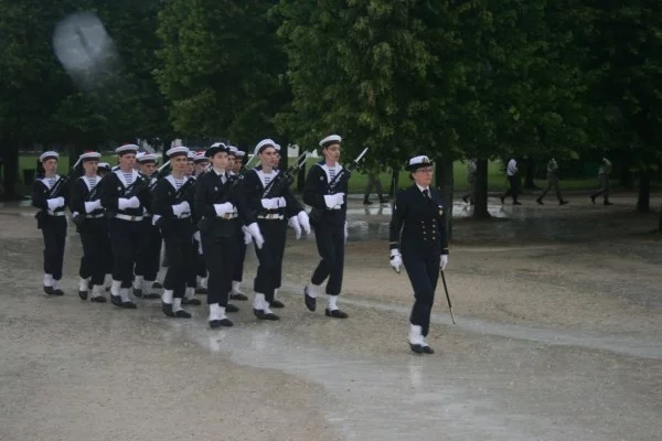 La Préparation militaire Marine Richelieu (PMM) de Paris défile dans le parc du domaine national du château de Saint-Germain-en-Laye