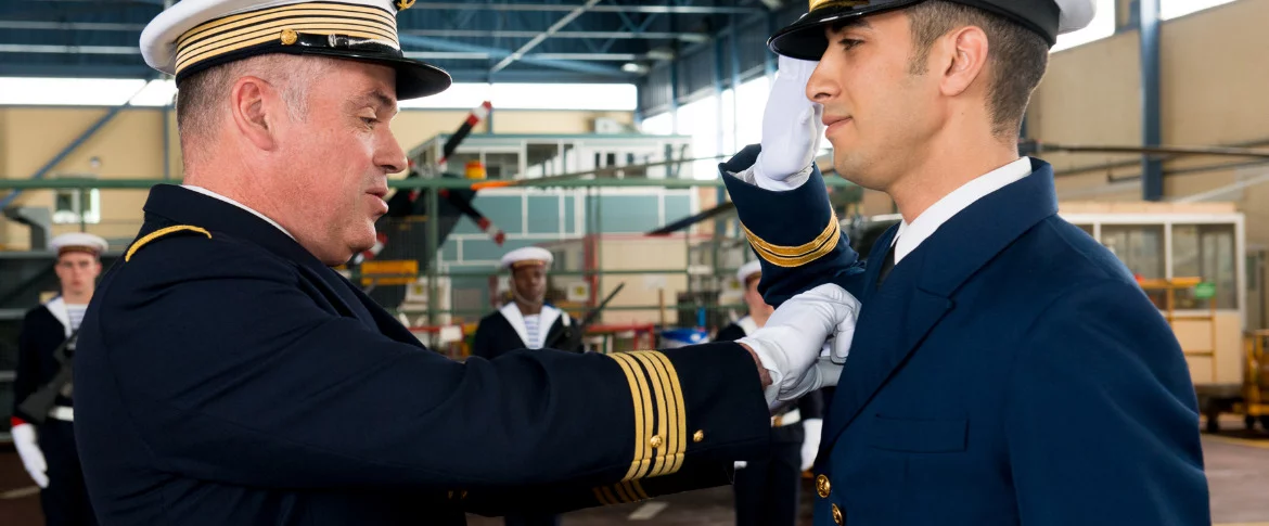 Le CV Luxembourger, commandant la BAN Lanvéoc-Poulmic, remet l’insigne de pilote de l’aéronautique navale au LV Hassan Hamrouden, de la marine royale marocaine