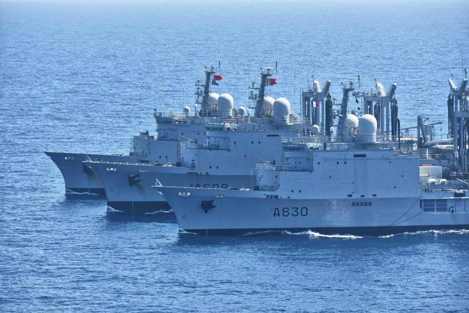 Les 3 bâtiments de commandement et de ravtaillement