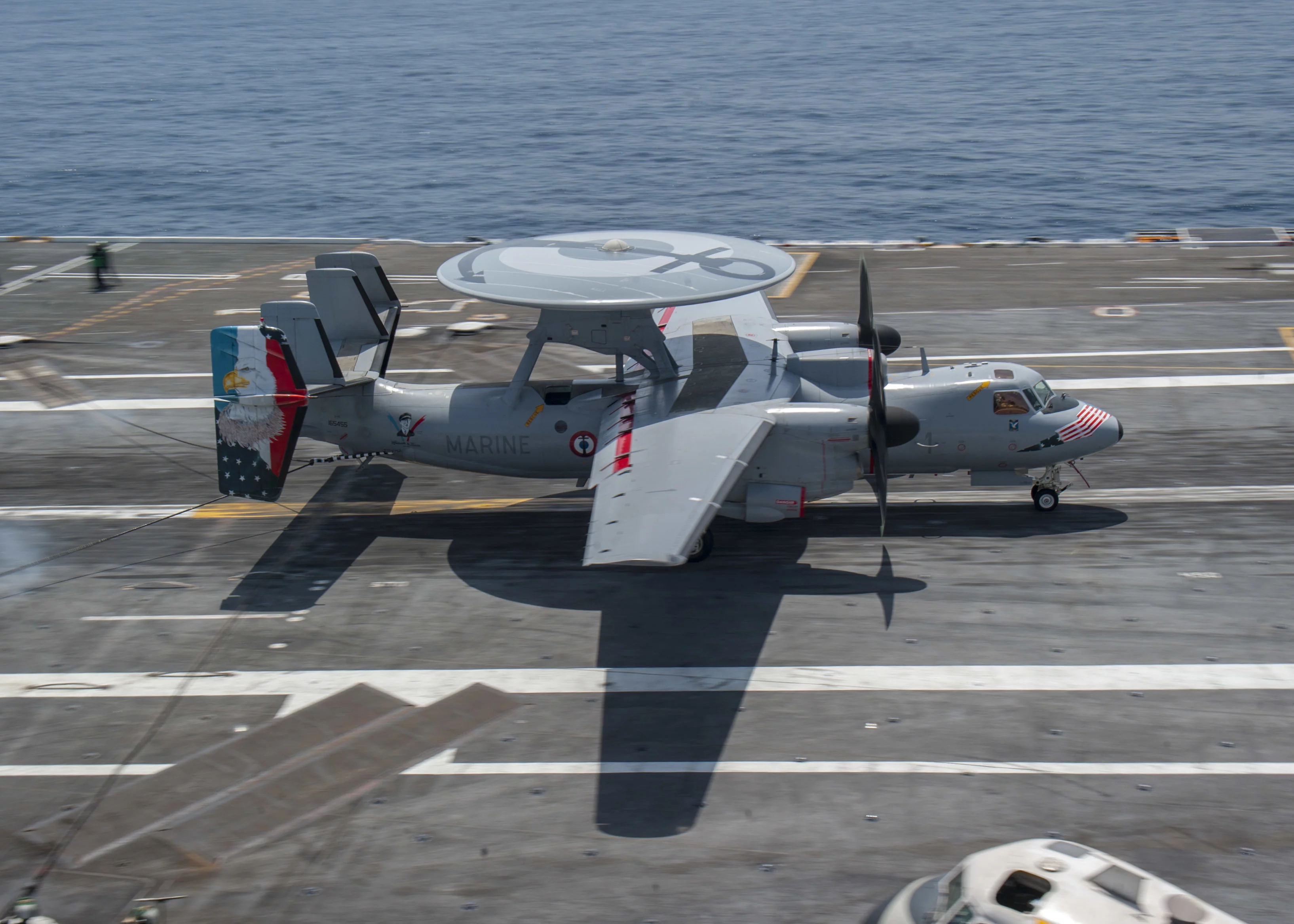 Un avion de guet aérien E2C - Hawkeye apponte sur le porte-avions USS George H.W. Bush