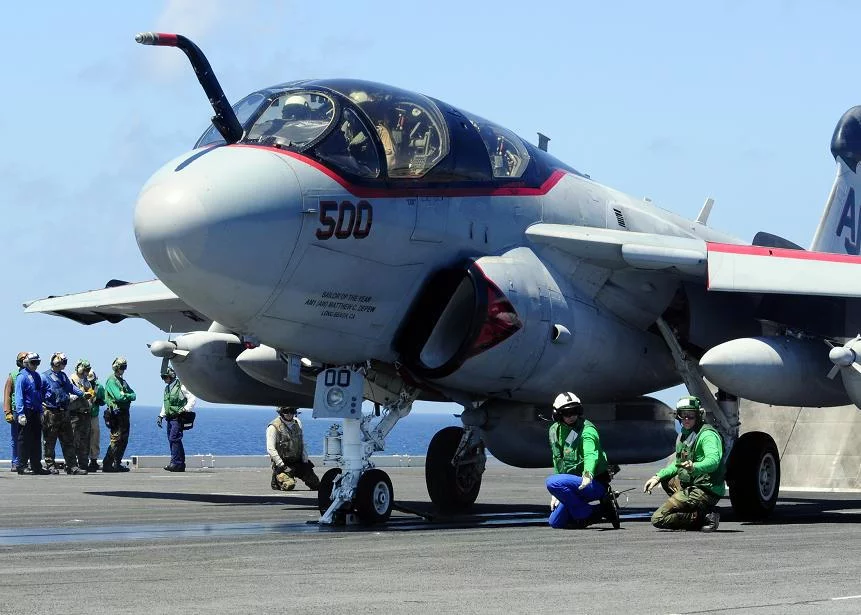 Personnel de pont d'envol français et américains