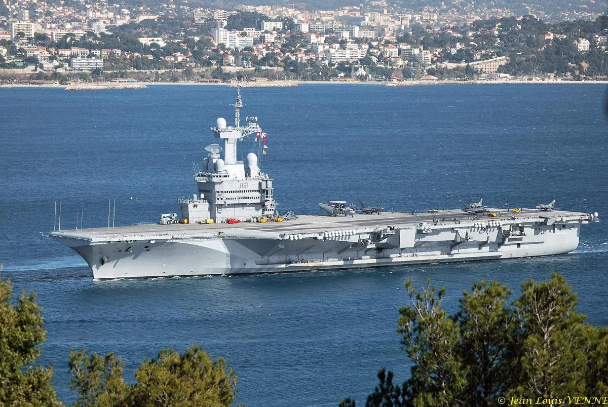 Le porte-avions Charles de Gaulle rentre de mer