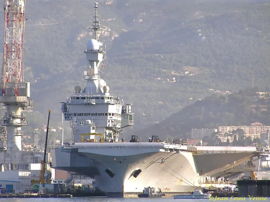 Entrée du Charles de Gaulle au bassin