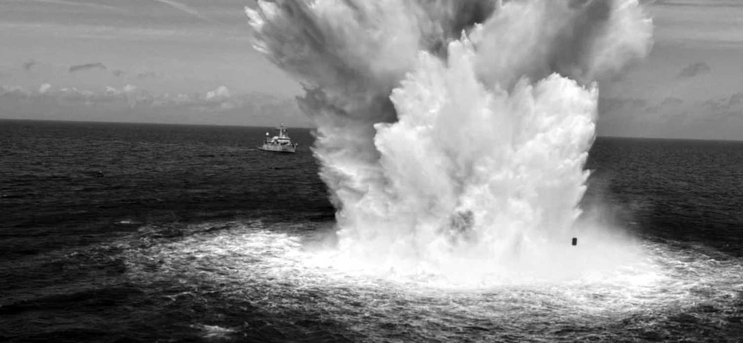 Le chasseur de mines L'Aigle neutralise une mine allemande