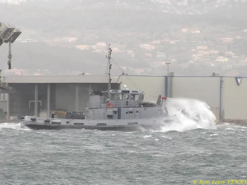 Un remorqueur dans la tempête