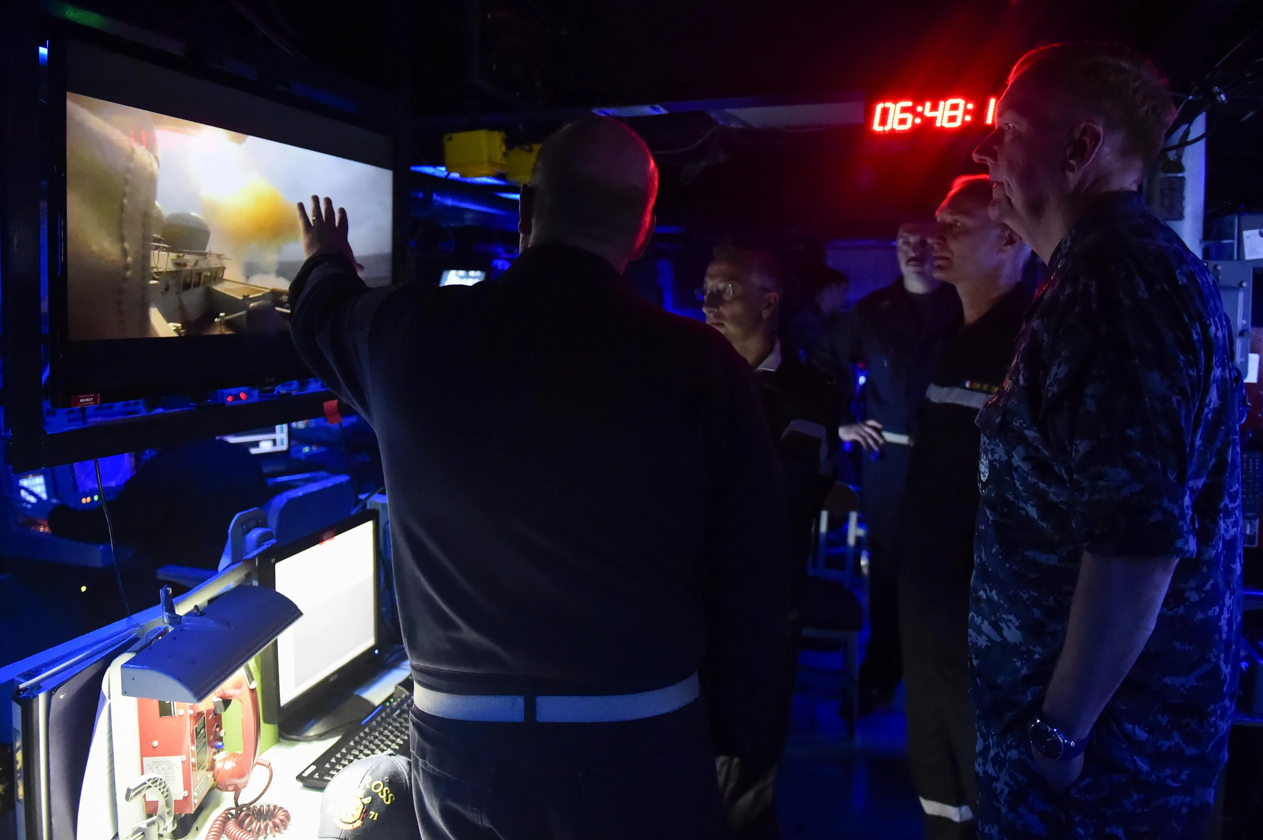 Le Cmdr. Russell Caldwell, commandant de l’USS Ross, fait visiter son destroyer au VAE du Ché
