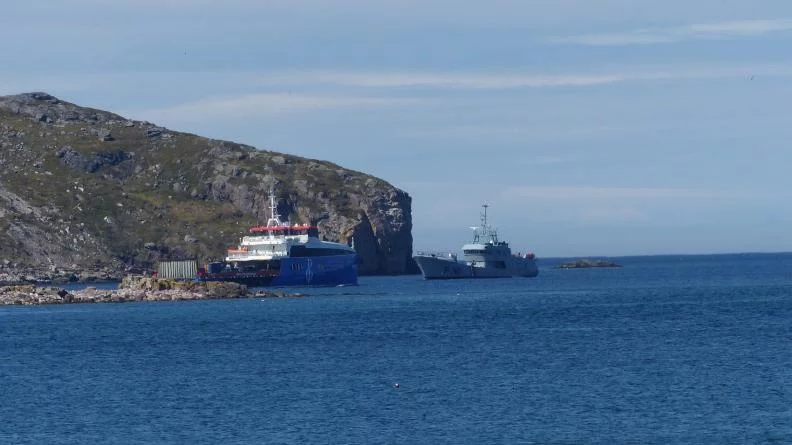 Le patrouilleur Fulmar porte assistance à un navire en détresse