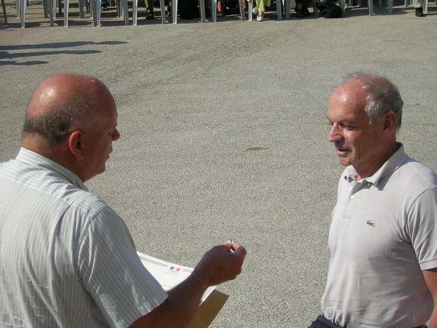 Remise de l’insigne commémoratif du cinquantenaire