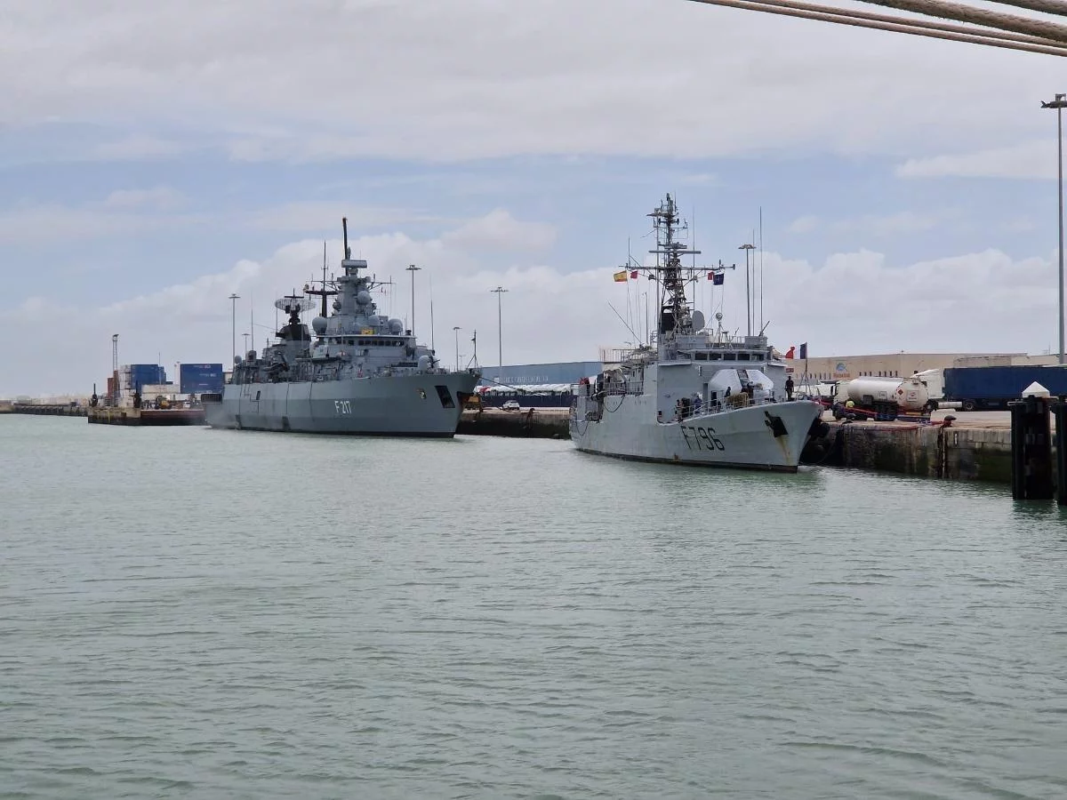 La frégate allemande Bayern et le patrouilleur Commandant Birot à quai dans la base de Rota (Espagne)