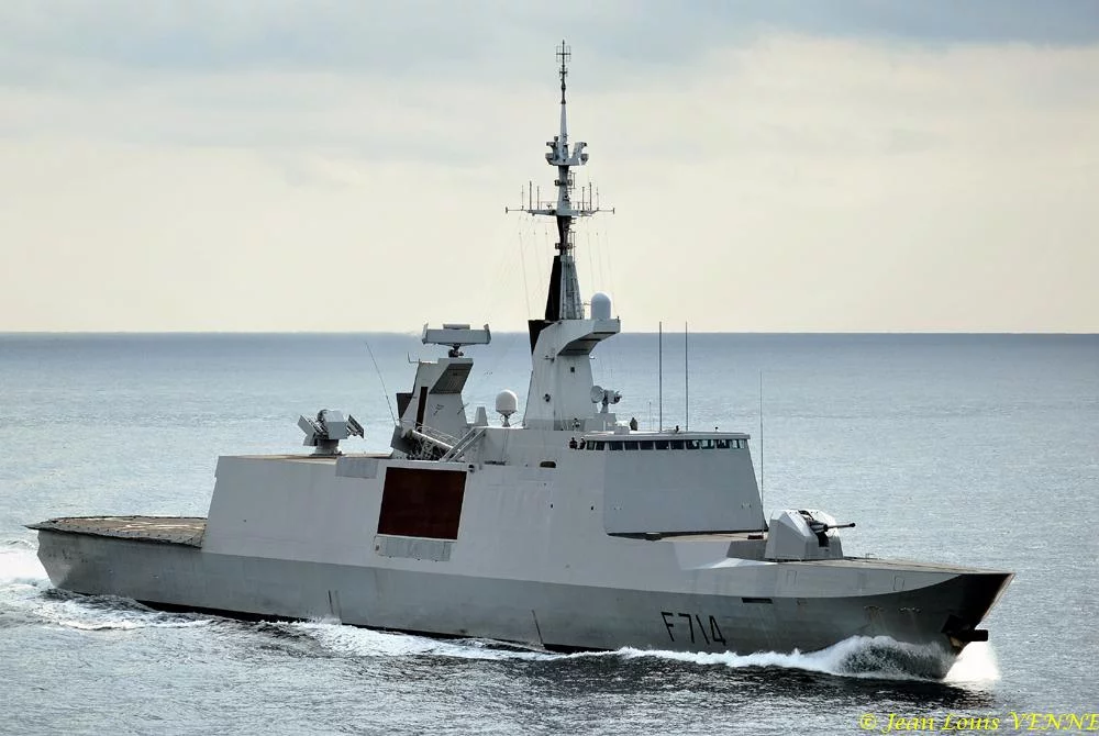 La frégate Guépratte vient saluer le Jules Verne