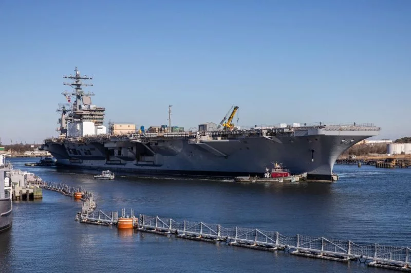 Le porte-avions Dwight D. Eisenhower lors de son arrivée au chantier naval de Norfolk
