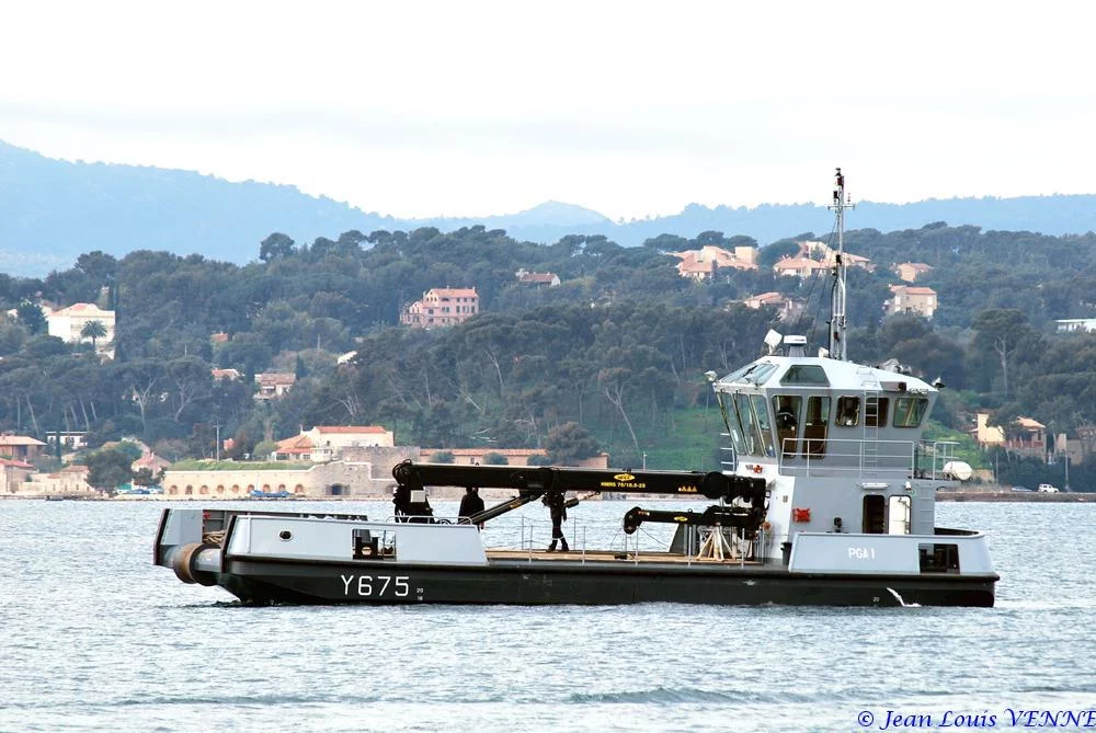 Un des pontons-grue du port de Toulon