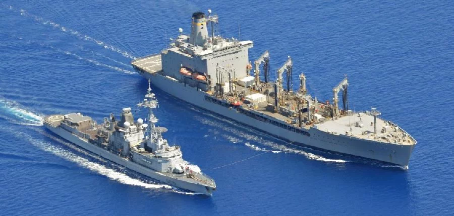 Le pétrolier ravitailleur USNS Kanawha ravitaille la frégate Jean Bart