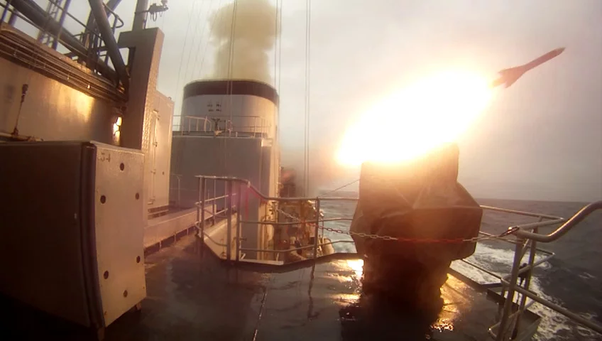 La frégate Dupleix lance 4 missiles Exocet MM 38