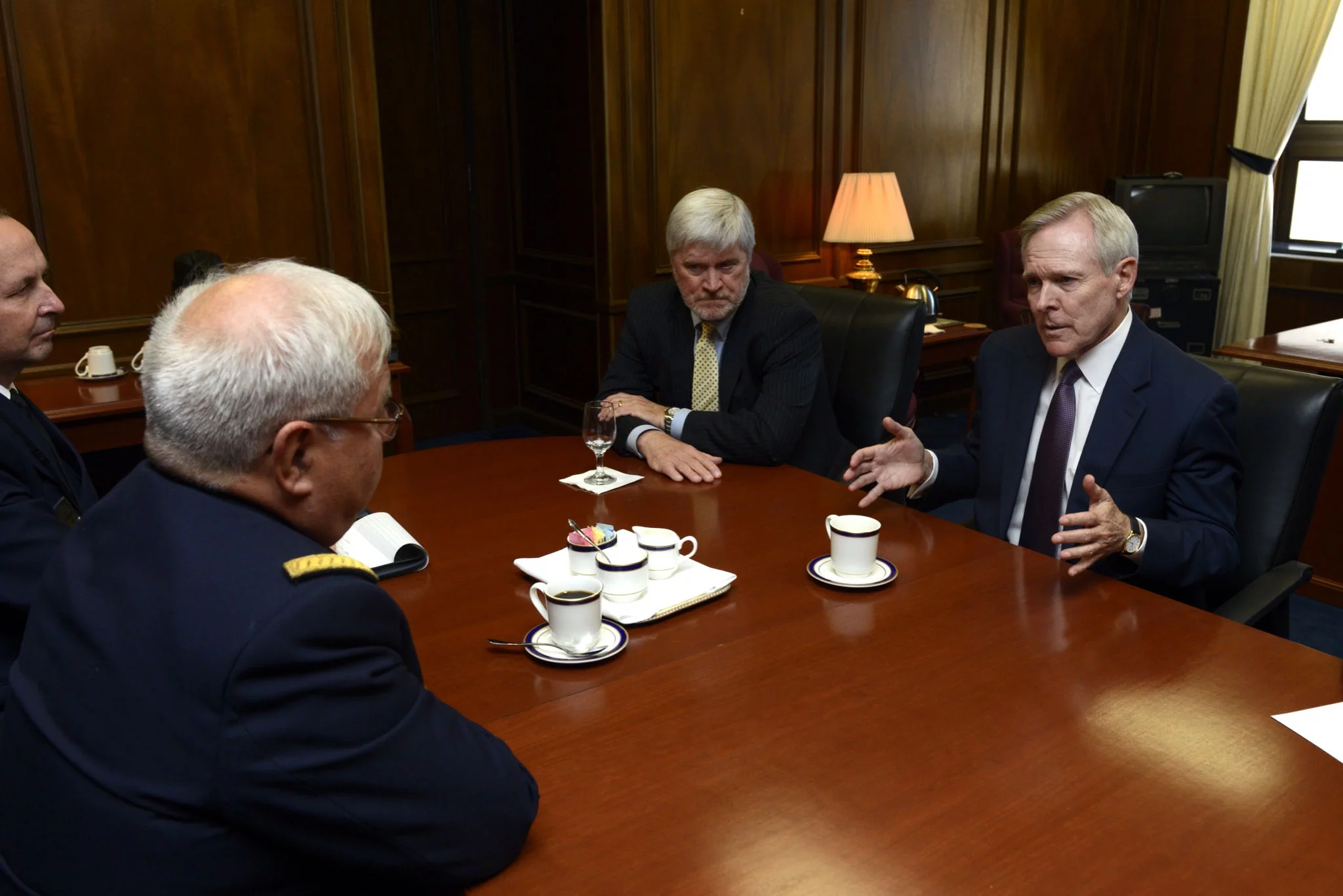 Rencontre entre le chef d'état-major de la marine et le sécrétaire américain à la marine