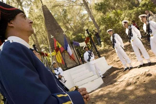 La garde d'honneur du Capricorne devant le monolithe érigé par le prince de Joinville