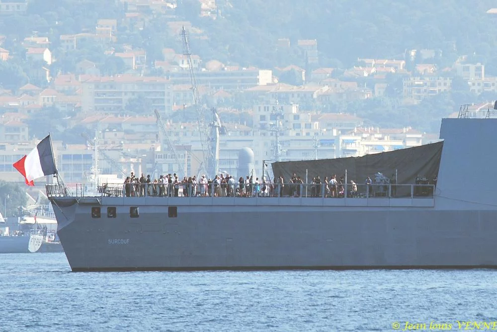 La frégate Surcouf appareille pour sa sortie des familles