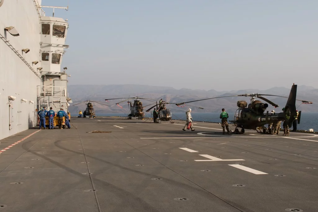 Hélicoptères sur le pont du Dixmude