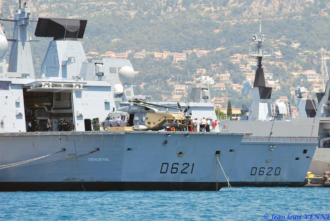 Appontage d’un NH90 sur le Chevalier-Paul