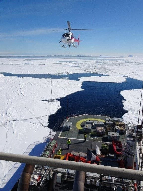 Le patrouilleur polaire L’Astrolabe débarque du matériel en Antarctique