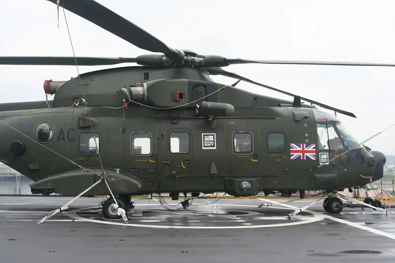 Un hélicoptère Merlin de la Royal Navy sur le pont du Mistral