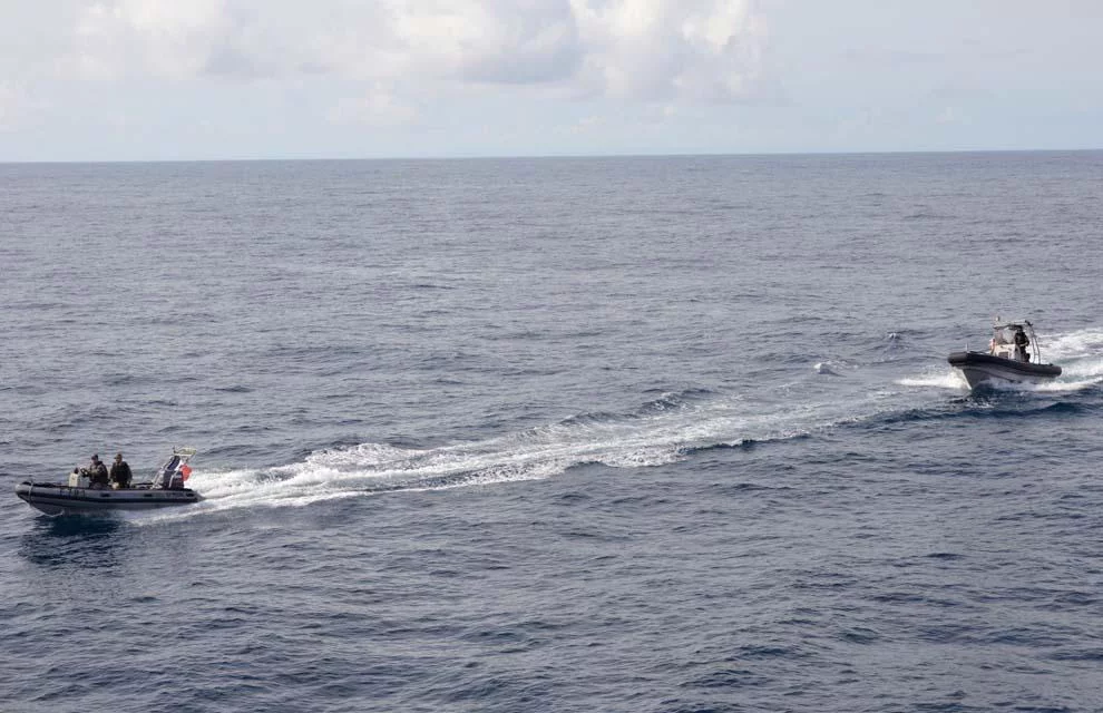 Le 24 mai 2012, après avoir établi le contact avec les forces terrestres, le Commandant l’Herminier, à proximité du port d’Abidjan, a mis en œuvre ses embarcations motorisées rapides afin d’embarquer les soldats en difficulté