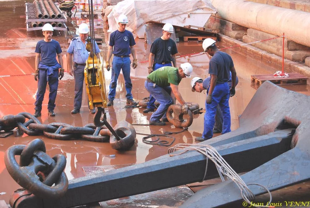 Le Charles de Gaulle ré-embarque ses lignes de mouillage
