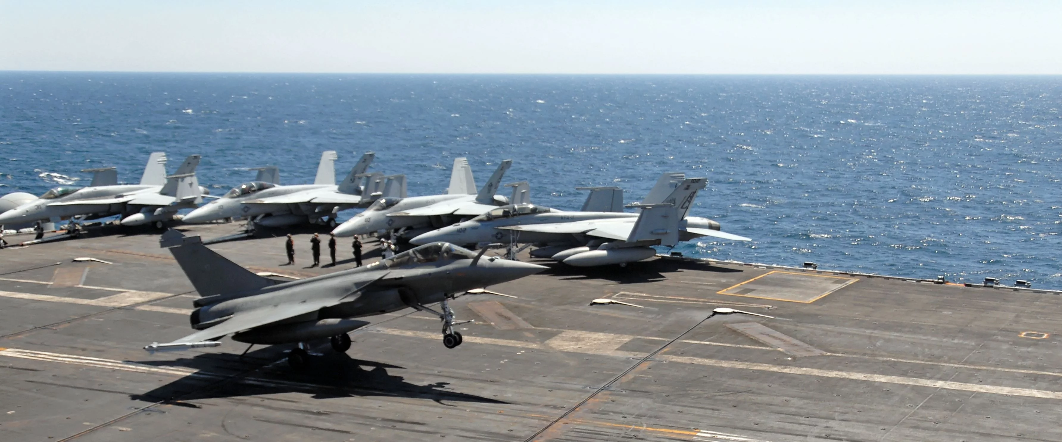 Un Rafale apponte sur le porte-avions USS Truman