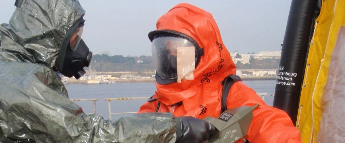Décontamination par les marins-pompiers en rade de Brest
