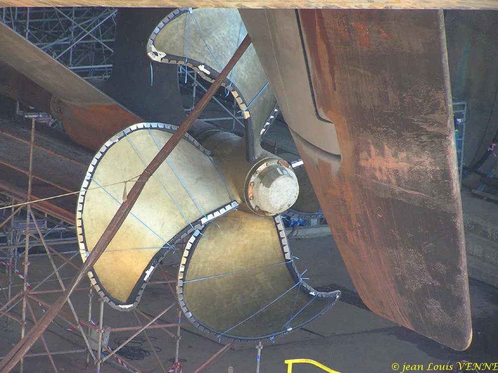 La seconde hélice du porte-avions