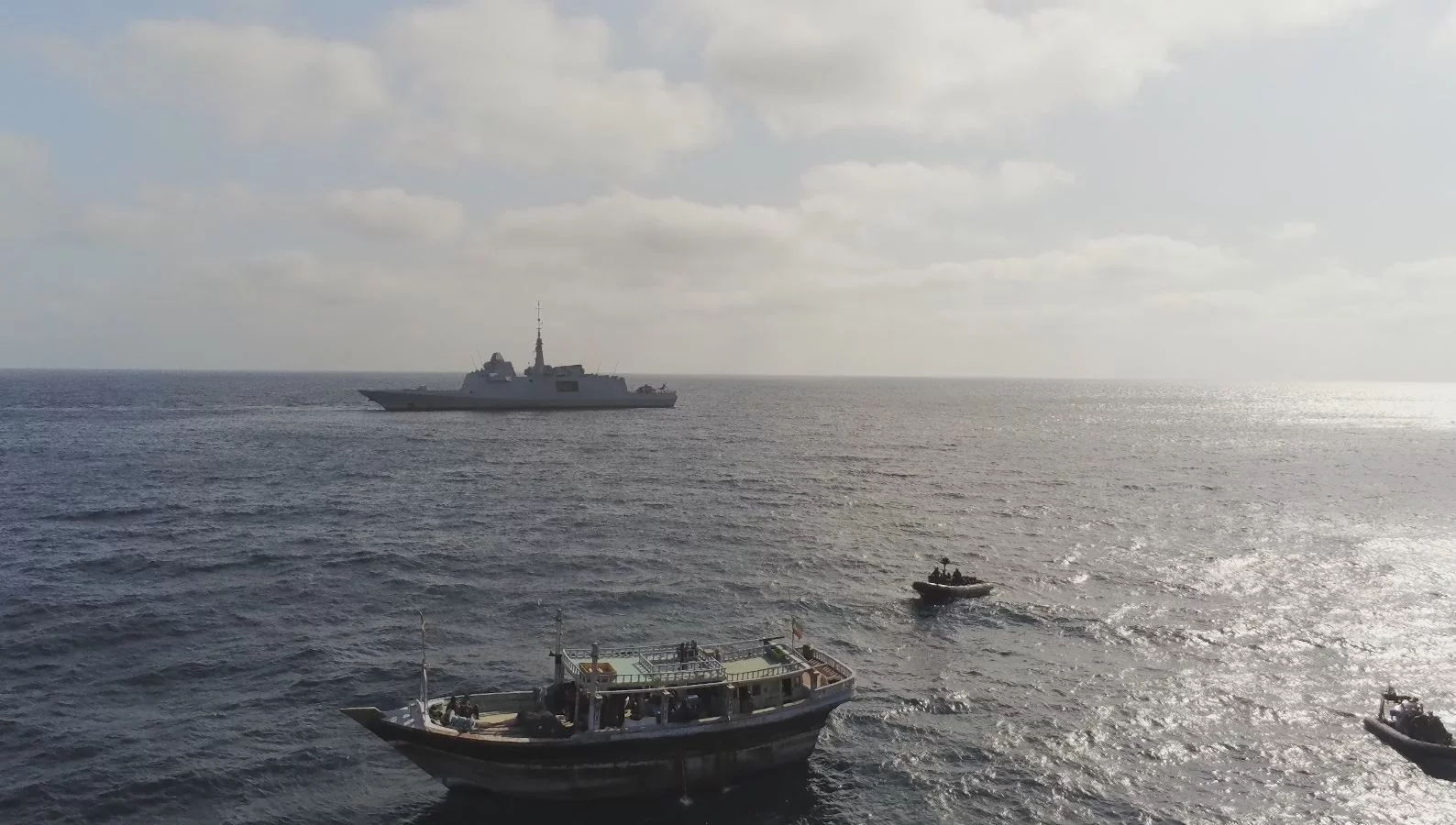 La frégate Languedoc et le boutre suspect