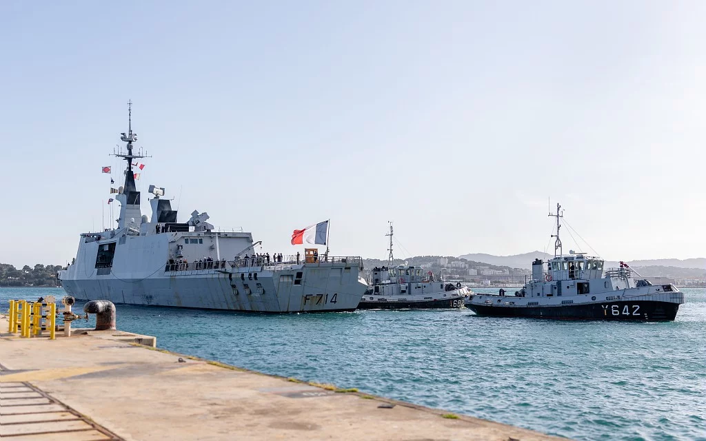 La frégate Guépratte accoste dans le port de Toulon