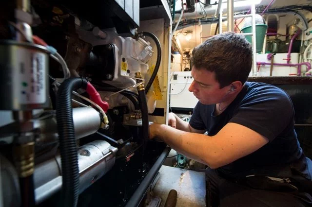 Réparation du groupe électrogène de l'Etoile