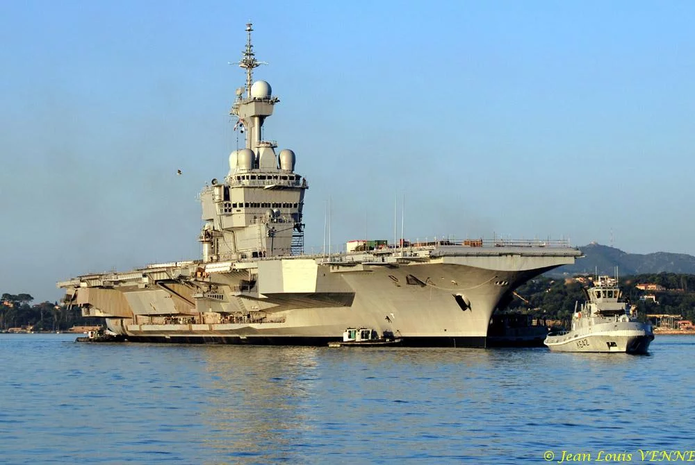 Le Charles de Gaulle sort du bassin