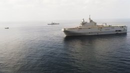 Le porte-hélicoptères amphibie Mistral, la frégate Courbet et un boutre suspect