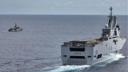 Le porte-hélicoptères Dixmude et le patrouilleur Cdt Ducuing