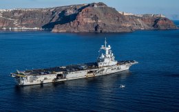 Le porte-avions Charles de Gaulle au large de la Grèce