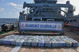 Le bâtiment de soutien Dumont d’Urville saisit près de 1,2 tonne de cocaïne