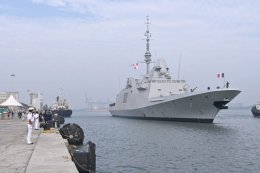 Une frégate française arrive dans le port de Kochi (Inde)