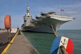 Le porte-avions Charles de Gaulle accosté à la base navale de Changi (Singapour)