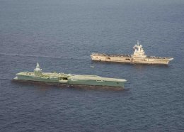 Illustration des 2 porte-avions côte à côte