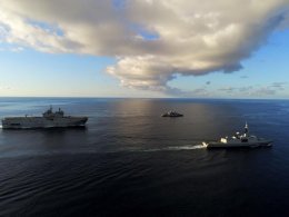 Le porte-hélicoptère amphibie (PHA) Tonnerre, la frégate La Fayette et la frégate de surveillance (FS) Nivôse