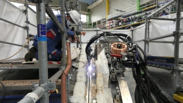 Soudure de la 1re tôle des enceinte de chaufferie du porte-avions nouvelle génération